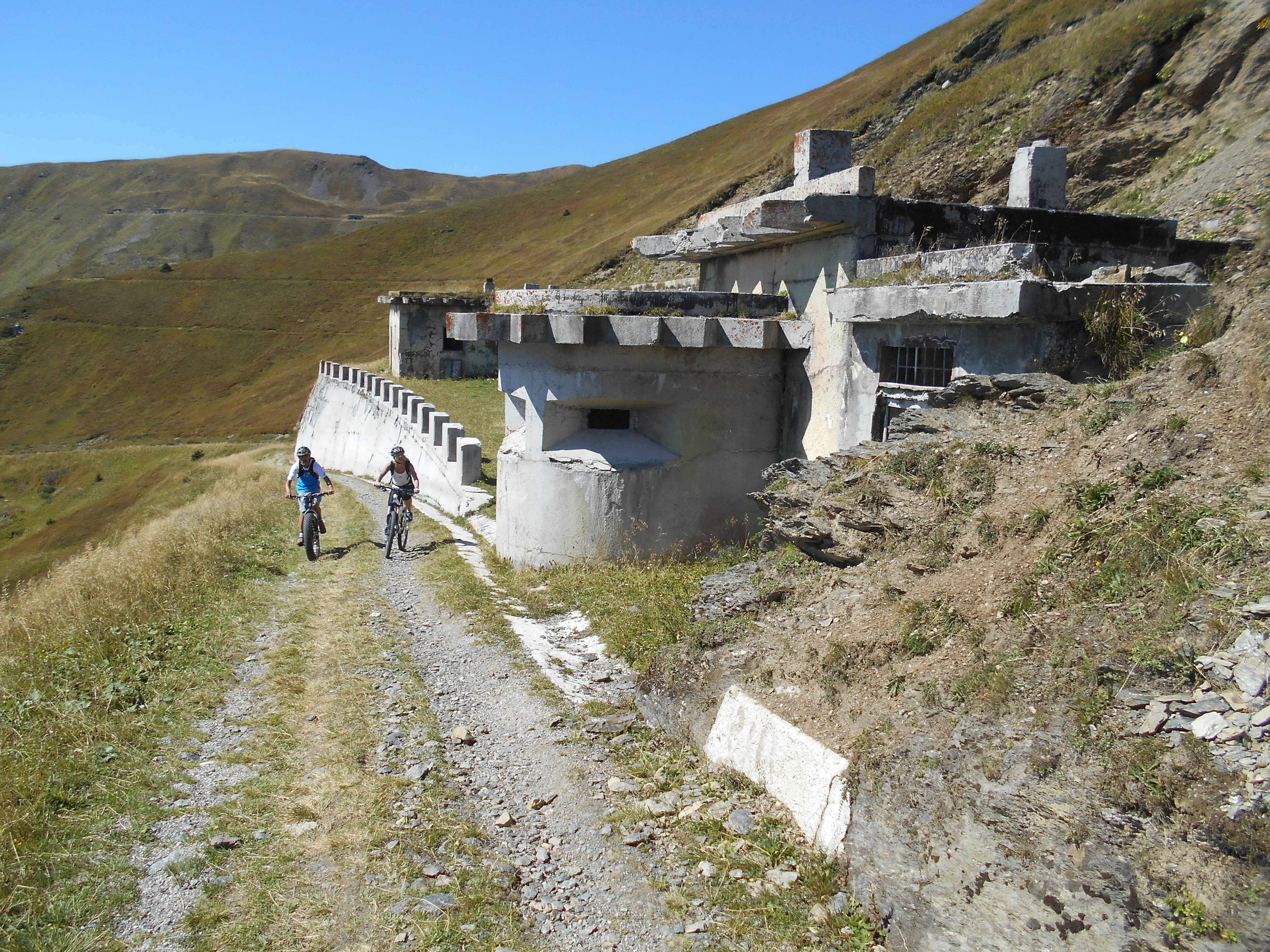 Ruderi militari lungo la cresta di onfine... i ruderi sono quelli in cemento armato sulla destra della foto!