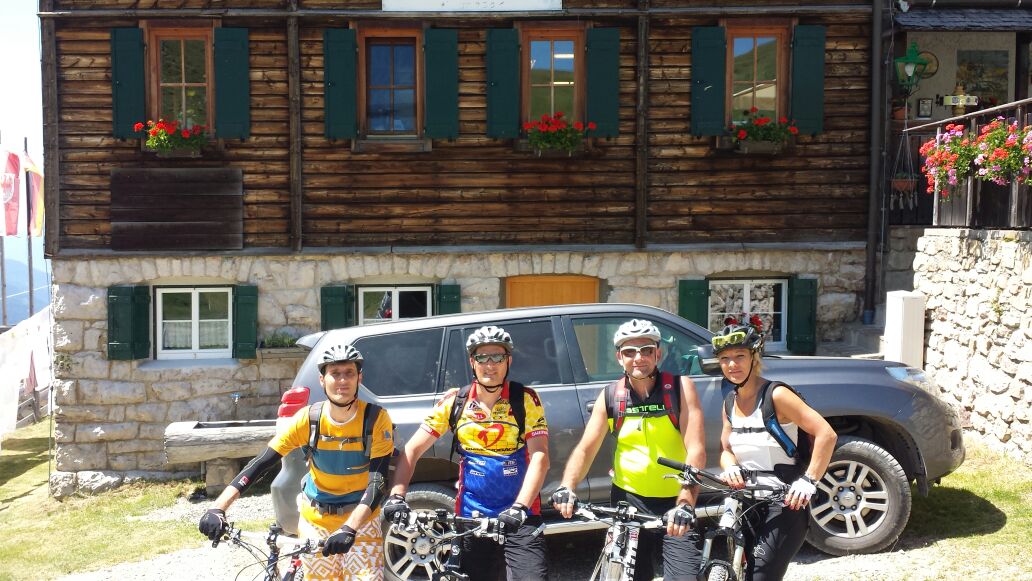 Al rifugio Genova... ci hanno tagliato il cartello del rifugio!